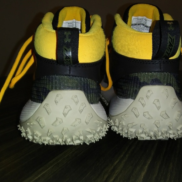 Sneakers - Picture 3 of 4